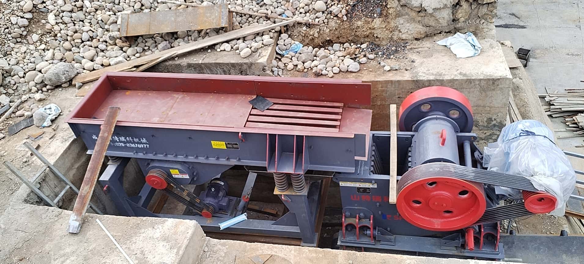 造成四川鄂式破碎机颚板磨损的原因有哪些